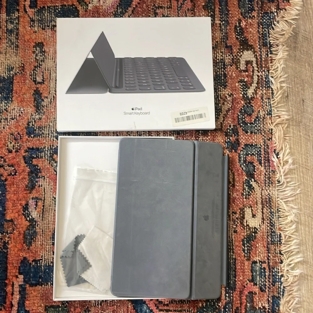 •| Apple IPad smart keyboard